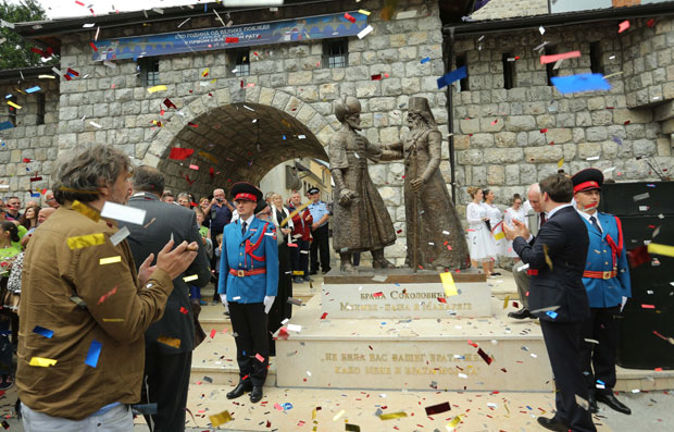 Вечни загрљај браће различите вере